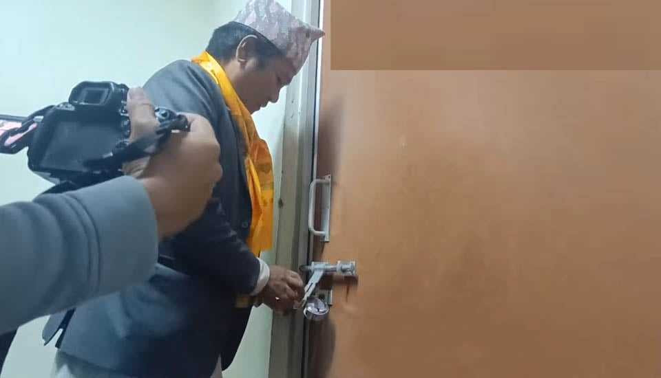 मेयर साम्पाङले लगाए बीपी स्वास्थ्य प्रतिष्ठानका उपकुलपतिको कार्यकक्षमा ताला 